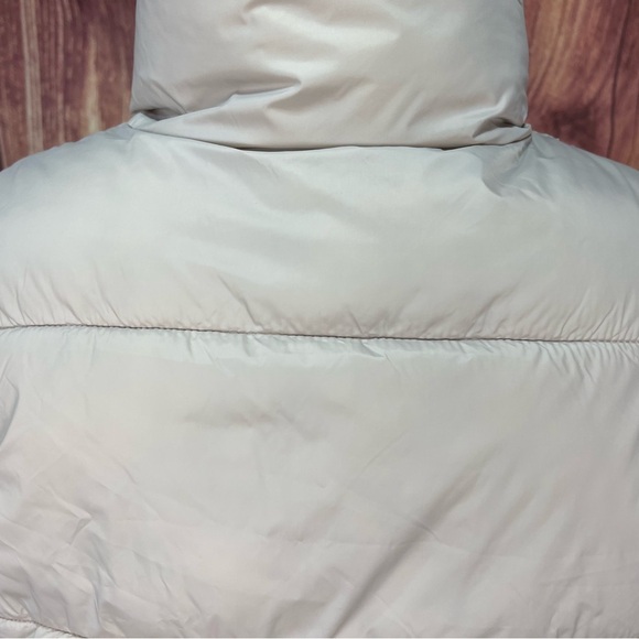 Old navy very light nude pink puffer Vest Women’s size M - Picture 9 of 16